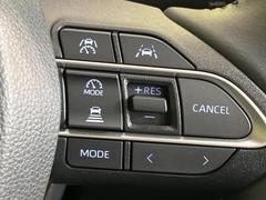 【レーダークルーズコントロール】高速道路での長距離走行が楽に！！自動で速度を保つクルーズコントロールが、衝突軽減システムと連携し、前方の車両を感知して車間を保つように速度調節してくれます！！ 6