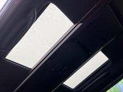 【左右独立型サンルーフ】開放感たっぷりの希少装備、サンルーフが装着されています！車内に明かりを取り入れたり景色を楽しむ以外にも、車内の空気も簡単に換気できて快適です！ 4