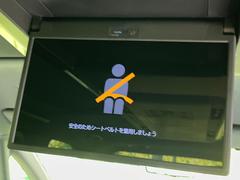 【１３．２型有機ＥＬフリップダウン】三列目からでも迫力のエンタメが観れる大画面フリップダウン。有機ＥＬのモニターでは、一般的なフリップダウンよりも高コントラストでキレイな映像を楽しめます。 5