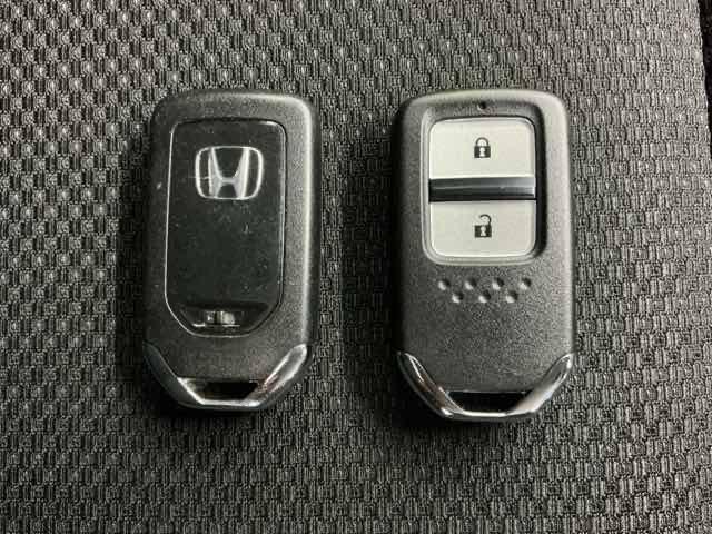 ヴェゼル Ｘ　ホンダ認定中古車　バックカメラ　ＥＴＣ　追突軽減ブレーキ　地ＴＶ　リアカメラ　ＤＶＤ再生　スマ－トキ－　ＵＳＢ　記録簿　サイドエアバッグ　ナビ＆ＴＶ　パワーウィンドウ　盗難防止システム　横滑り防止（17枚目）