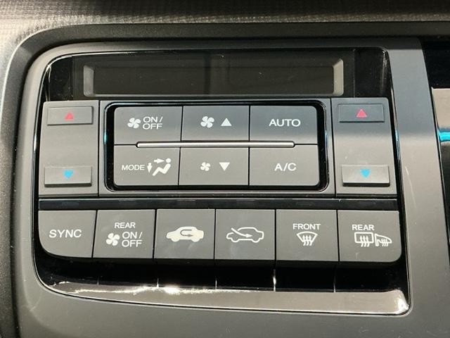 ステップワゴンスパーダ スパーダホンダセンシング　ホンダ認定中古車　純正ドラレコ前後　盗難防止　助手席エアバッグ　ワンオーナ－　Ｗパワスラ　記録簿有　リアオートエアコン　地デジ　ＬＥＤライト　横滑り防止システム　オートエアコン　リアカメラ　ナビ＆ＴＶ（11枚目）