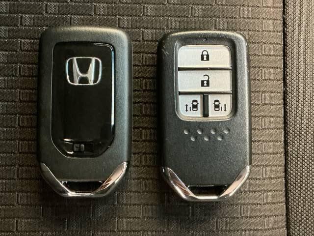 ステップワゴンスパーダ スパーダホンダセンシング　ホンダ認定中古車　純正ドラレコ前後　盗難防止　助手席エアバッグ　ワンオーナ－　Ｗパワスラ　記録簿有　リアオートエアコン　地デジ　ＬＥＤライト　横滑り防止システム　オートエアコン　リアカメラ　ナビ＆ＴＶ（17枚目）