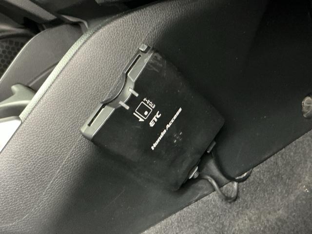 フィットハイブリッド Ｆパッケージ　ホンダ認定中古車　社外ドラレコ前　ＥＴＣ　盗難警報装置　ワンオ－ナ－車　記録簿有り　ＡＵＴＯエアコン　Ｄレコ　助手席エアバック　ＥＣＯＮ　リヤカメラ　ＡＢＳ付　横滑り防止システム　キーレスエントリー（10枚目）