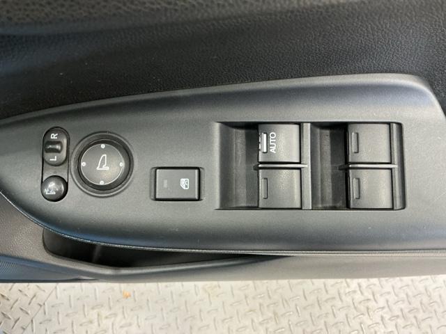 フィットハイブリッド Ｆパッケージ　ホンダ認定中古車　社外ドラレコ前　ＥＴＣ　盗難警報装置　ワンオ－ナ－車　記録簿有り　ＡＵＴＯエアコン　Ｄレコ　助手席エアバック　ＥＣＯＮ　リヤカメラ　ＡＢＳ付　横滑り防止システム　キーレスエントリー（12枚目）