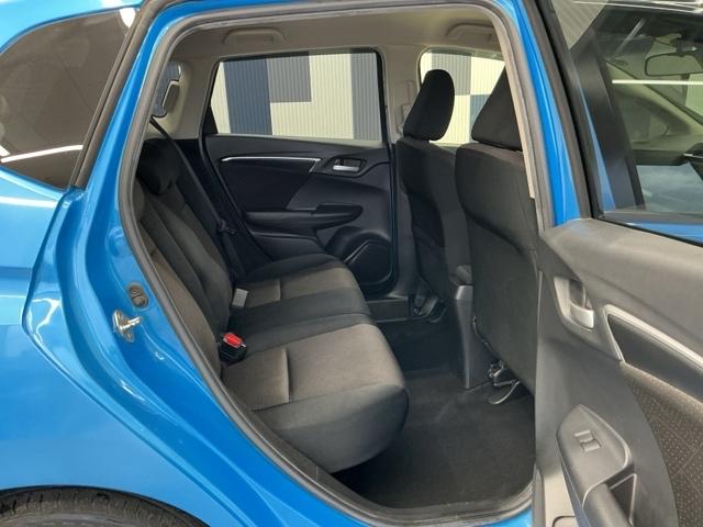 フィットハイブリッド Ｆパッケージ　ホンダ認定中古車　社外ドラレコ前　ＥＴＣ　盗難警報装置　ワンオ－ナ－車　記録簿有り　ＡＵＴＯエアコン　Ｄレコ　助手席エアバック　ＥＣＯＮ　リヤカメラ　ＡＢＳ付　横滑り防止システム　キーレスエントリー（14枚目）