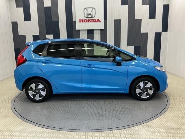 フィットハイブリッド Ｆパッケージ　ホンダ認定中古車　社外ドラレコ前　ＥＴＣ　盗難警報装置　ワンオ－ナ－車　記録簿有り　ＡＵＴＯエアコン　Ｄレコ　助手席エアバック　ＥＣＯＮ　リヤカメラ　ＡＢＳ付　横滑り防止システム　キーレスエントリー（23枚目）