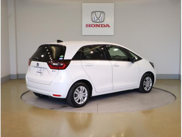 フィット ｅ：ＨＥＶホーム　前後誤発進抑制機能　クリソナ　助手席エアバッグ　運転席エアバッグ　アイドリングストップ　ＬＥＤライト　ＵＳＢ接続　バックカメラ　ＡＢＳ　サイドエアバッグ　オートクルーズコントロール（10枚目）