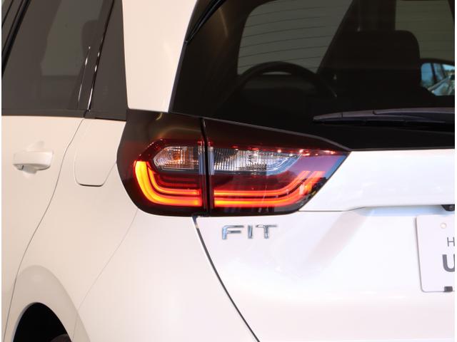 フィット ｅ：ＨＥＶホーム　前後誤発進抑制機能　クリソナ　助手席エアバッグ　運転席エアバッグ　アイドリングストップ　ＬＥＤライト　ＵＳＢ接続　バックカメラ　ＡＢＳ　サイドエアバッグ　オートクルーズコントロール（16枚目）