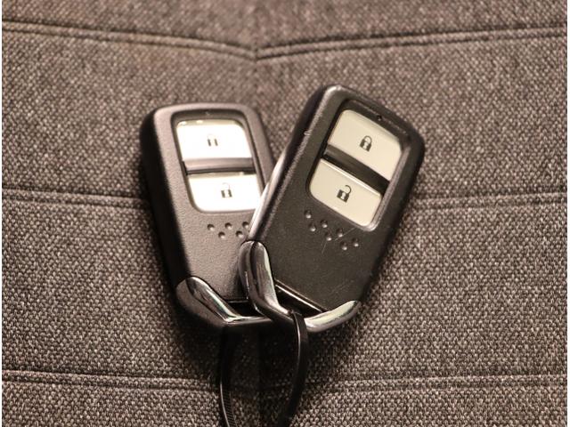 フィット ｅ：ＨＥＶホーム　前後誤発進抑制機能　クリソナ　助手席エアバッグ　運転席エアバッグ　アイドリングストップ　ＬＥＤライト　ＵＳＢ接続　バックカメラ　ＡＢＳ　サイドエアバッグ　オートクルーズコントロール（26枚目）