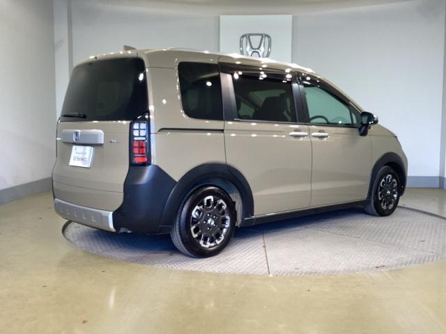 フリード ｅ：ＨＥＶクロスター　前後ソナー　誤発進抑制機能　オートクルーズコントロール　ＥＴＣ車載器　ＥＣＯＮモード　フルセグＴＶ　盗難防止システム　ＬＥＤヘッドランプ　前席シートヒーター　フルオートエアコン（12枚目）