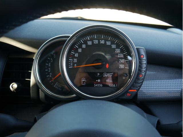 MINI クーパー ワンオーナー ディーラー整備記録H28/29/31/R3/5/7年 LEDヘッドライト LEDテール バックカメラ プッシュスタート 障害物センサー Bluetooth オートエアコン 純正15インチ(12枚目)