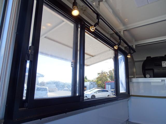 ＮＴ１００クリッパートラック 　キッチンカー　移動販売車　フードトラック　換気扇　２００Ｌタンク　外部電源　照明（7枚目）