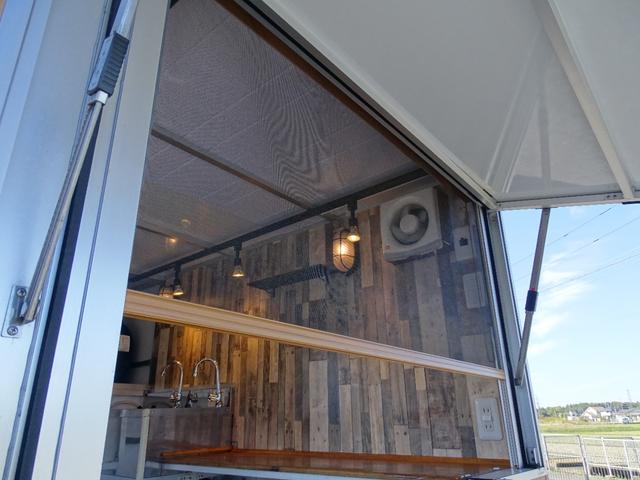 ＮＴ１００クリッパートラック 　キッチンカー　移動販売車　フードトラック　換気扇　２００Ｌタンク　外部電源　照明（8枚目）