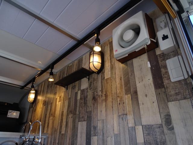 ＮＴ１００クリッパートラック 　キッチンカー　移動販売車　フードトラック　換気扇　２００Ｌタンク　外部電源　照明（9枚目）