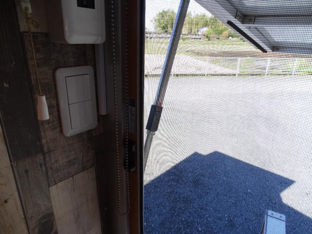 ＮＴ１００クリッパートラック 　キッチンカー　移動販売車　フードトラック　換気扇　２００Ｌタンク　外部電源　照明（10枚目）