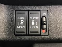 狭い所でも乗り降り楽々な両側電動スライドドアです！ 2