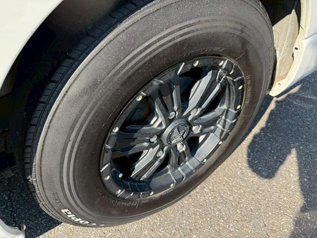 ハイエースバン スーパーＧＬ　ダークプライムＩＩ　ＥＴＣ　バックカメラ　ＴＶ　クリアランスソナー　レーンアシスト　衝突被害軽減システム　両側電動スライドドア　オートマチックハイビーム　オートライト　スマートキー　電動格納ミラー　ＡＴ　アルミホイール（22枚目）