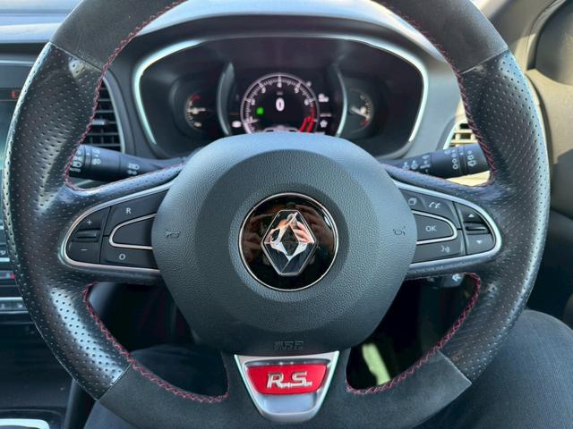 メガーヌ 　バックカメラ　クリアランスソナー　アルミホイール　アイドリングストップ　電動格納ミラー　シートヒーター　ＭＴ　Ｂｌｕｅｔｏｏｔｈ　エアコン　パワーウィンドウ（3枚目）