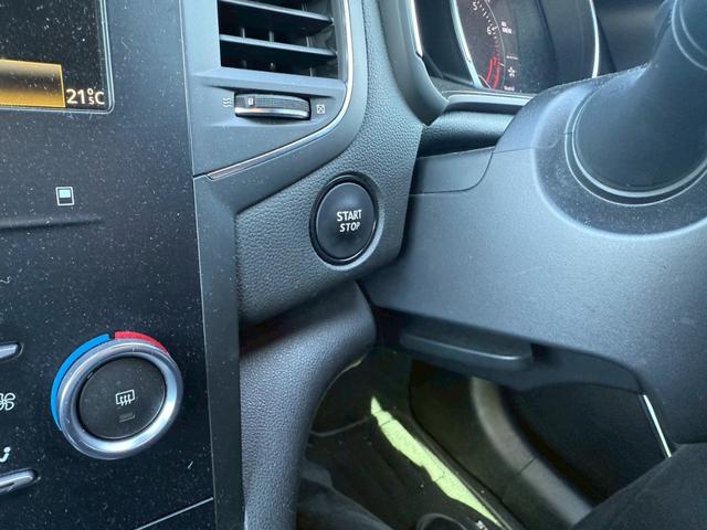 メガーヌ 　バックカメラ　クリアランスソナー　アルミホイール　アイドリングストップ　電動格納ミラー　シートヒーター　ＭＴ　Ｂｌｕｅｔｏｏｔｈ　エアコン　パワーウィンドウ（6枚目）