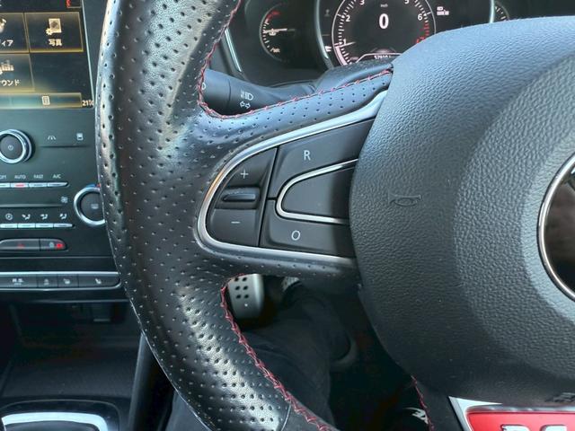 メガーヌ 　バックカメラ　クリアランスソナー　アルミホイール　アイドリングストップ　電動格納ミラー　シートヒーター　ＭＴ　Ｂｌｕｅｔｏｏｔｈ　エアコン　パワーウィンドウ（7枚目）