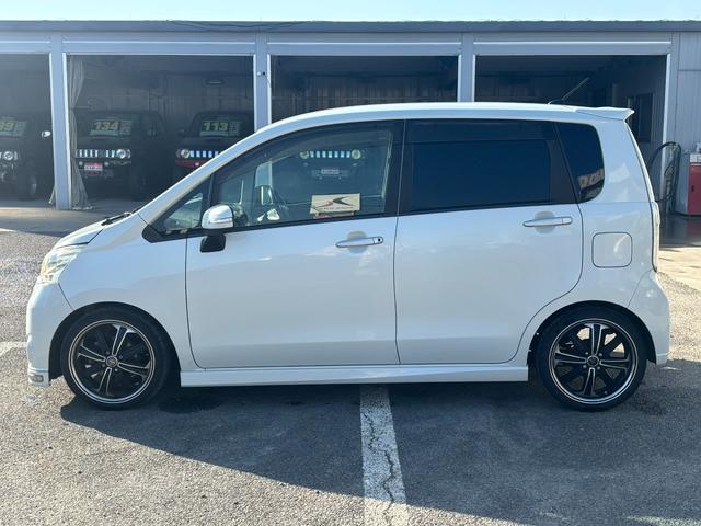 ムーヴ カスタム　ＲＳ　フル装備　社外アルミ　ローダウン　社外ナビ　ＭＯＭＯステアリング　ＥＴＣ　キーレス　ナビ　ベンチシート　フルフラット（4枚目）