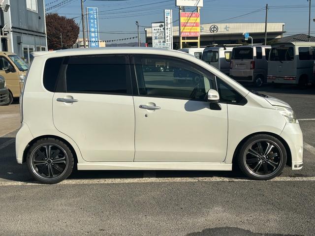 ムーヴ カスタム　ＲＳ　フル装備　社外アルミ　ローダウン　社外ナビ　ＭＯＭＯステアリング　ＥＴＣ　キーレス　ナビ　ベンチシート　フルフラット（5枚目）