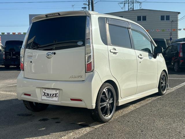 ムーヴ カスタム　ＲＳ　フル装備　社外アルミ　ローダウン　社外ナビ　ＭＯＭＯステアリング　ＥＴＣ　キーレス　ナビ　ベンチシート　フルフラット（6枚目）