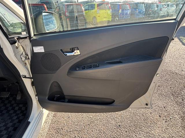 ムーヴ カスタム　ＲＳ　フル装備　社外アルミ　ローダウン　社外ナビ　ＭＯＭＯステアリング　ＥＴＣ　キーレス　ナビ　ベンチシート　フルフラット（9枚目）