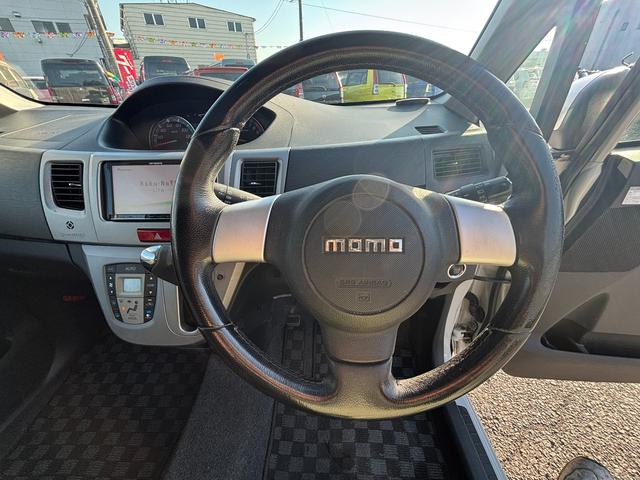 ムーヴ カスタム　ＲＳ　フル装備　社外アルミ　ローダウン　社外ナビ　ＭＯＭＯステアリング　ＥＴＣ　キーレス　ナビ　ベンチシート　フルフラット（11枚目）