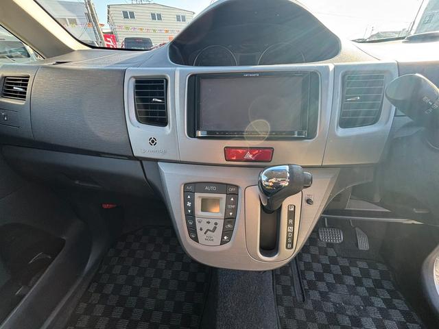 ムーヴ カスタム　ＲＳ　フル装備　社外アルミ　ローダウン　社外ナビ　ＭＯＭＯステアリング　ＥＴＣ　キーレス　ナビ　ベンチシート　フルフラット（15枚目）