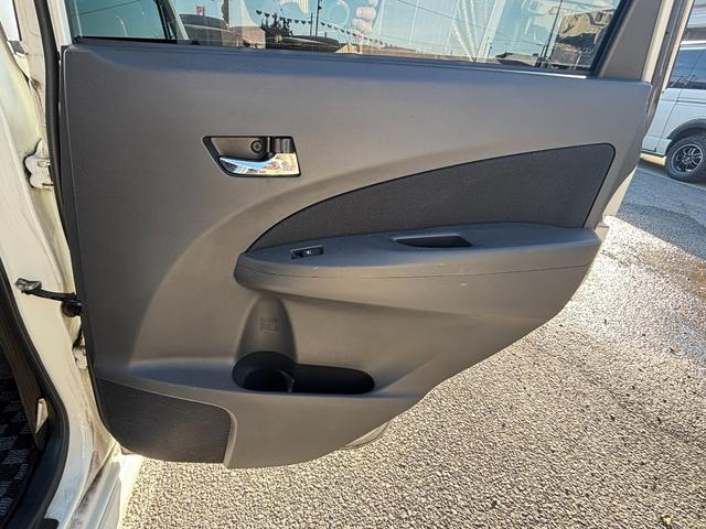 ムーヴ カスタム　ＲＳ　フル装備　社外アルミ　ローダウン　社外ナビ　ＭＯＭＯステアリング　ＥＴＣ　キーレス　ナビ　ベンチシート　フルフラット（16枚目）