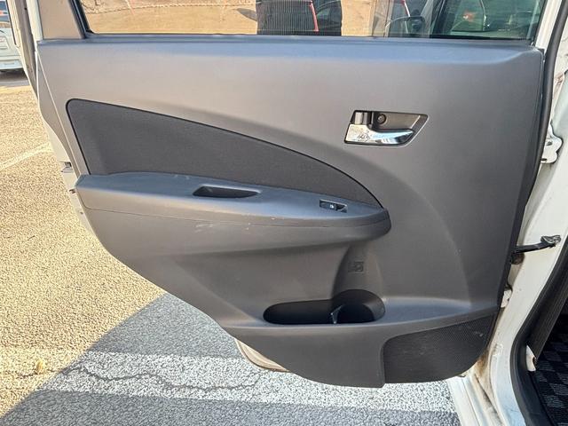 ムーヴ カスタム　ＲＳ　フル装備　社外アルミ　ローダウン　社外ナビ　ＭＯＭＯステアリング　ＥＴＣ　キーレス　ナビ　ベンチシート　フルフラット（24枚目）