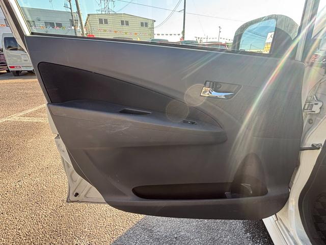 ムーヴ カスタム　ＲＳ　フル装備　社外アルミ　ローダウン　社外ナビ　ＭＯＭＯステアリング　ＥＴＣ　キーレス　ナビ　ベンチシート　フルフラット（27枚目）