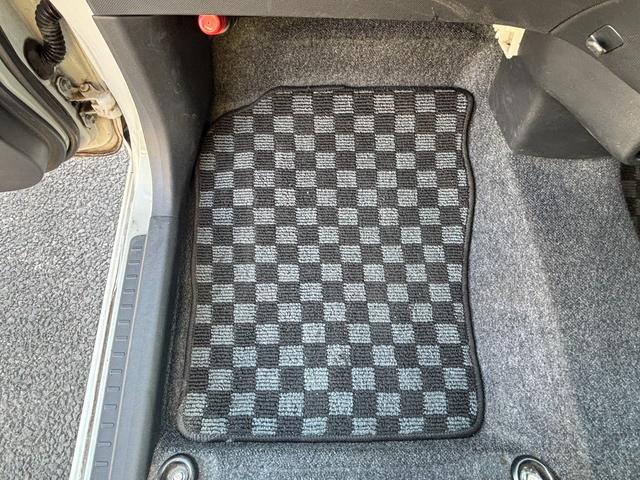 ムーヴ カスタム　ＲＳ　フル装備　社外アルミ　ローダウン　社外ナビ　ＭＯＭＯステアリング　ＥＴＣ　キーレス　ナビ　ベンチシート　フルフラット（29枚目）