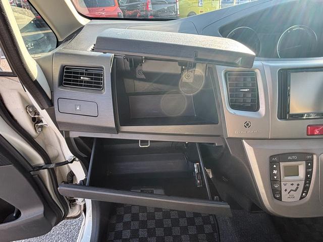 ムーヴ カスタム　ＲＳ　フル装備　社外アルミ　ローダウン　社外ナビ　ＭＯＭＯステアリング　ＥＴＣ　キーレス　ナビ　ベンチシート　フルフラット（30枚目）