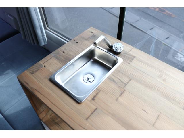 ワンオフキャンパー リヤ観音開き レカロシート ナビ ETC バックカメラ 1500Wインバーター FFヒーター 冷蔵庫 シンク 給排水タンク 外部充電 走行充電(62枚目)