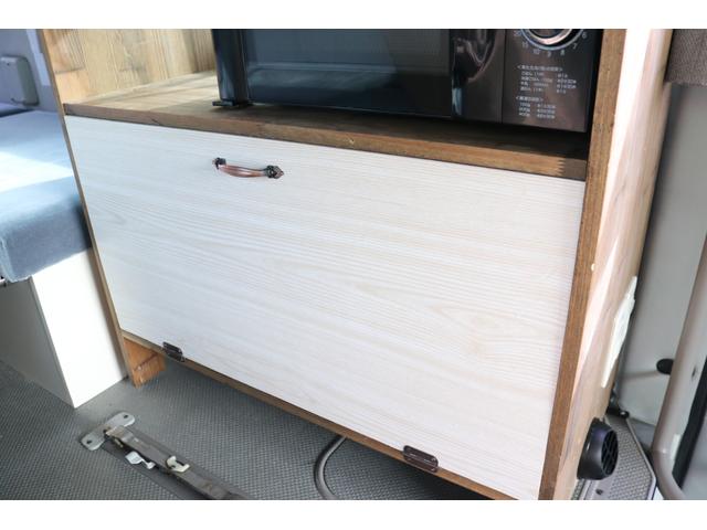 ワンオフキャンパー リヤ観音開き レカロシート ナビ ETC バックカメラ 1500Wインバーター FFヒーター 冷蔵庫 シンク 給排水タンク 外部充電 走行充電(64枚目)
