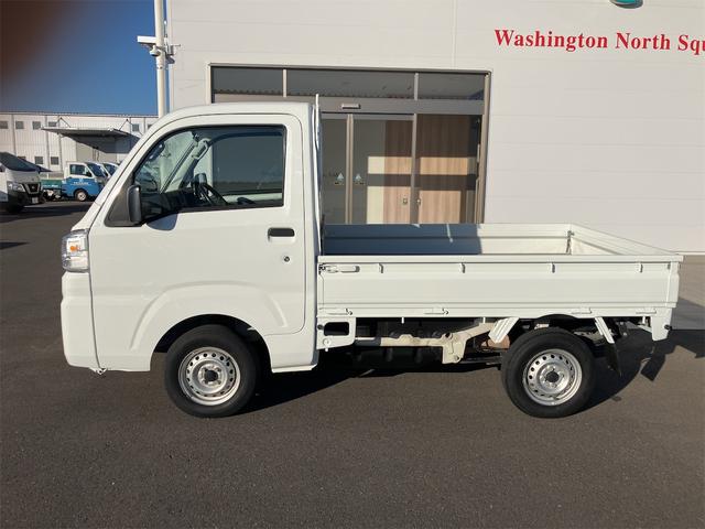 サンバートラック ＴＢ　５速マニュアル　ＡＭＦＭラジオ　ライトレベライザー　ＡＢＳ　運転席側エアバッグ　エアコン　パワーステアリング　三方開　最大積載量３５０ｋｇ（11枚目）