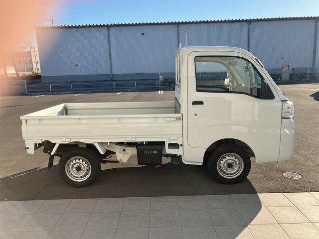 サンバートラック ＴＢ　５速マニュアル　ＡＭＦＭラジオ　ライトレベライザー　ＡＢＳ　運転席側エアバッグ　エアコン　パワーステアリング　三方開　最大積載量３５０ｋｇ（12枚目）