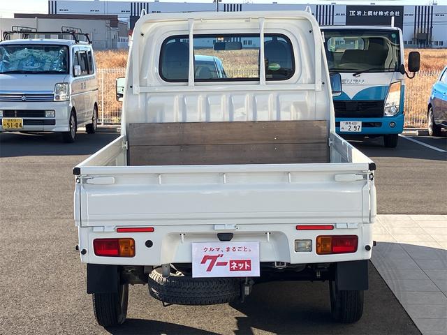 サンバートラック ＴＢ　５速マニュアル　ＡＭＦＭラジオ　ライトレベライザー　ＡＢＳ　運転席側エアバッグ　エアコン　パワーステアリング　三方開　最大積載量３５０ｋｇ（13枚目）