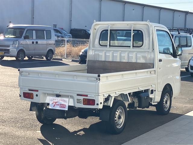 サンバートラック ＴＢ　５速マニュアル　ＡＭＦＭラジオ　ライトレベライザー　ＡＢＳ　運転席側エアバッグ　エアコン　パワーステアリング　三方開　最大積載量３５０ｋｇ（14枚目）