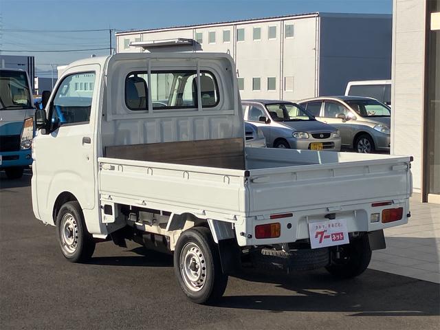 サンバートラック ＴＢ　５速マニュアル　ＡＭＦＭラジオ　ライトレベライザー　ＡＢＳ　運転席側エアバッグ　エアコン　パワーステアリング　三方開　最大積載量３５０ｋｇ（15枚目）