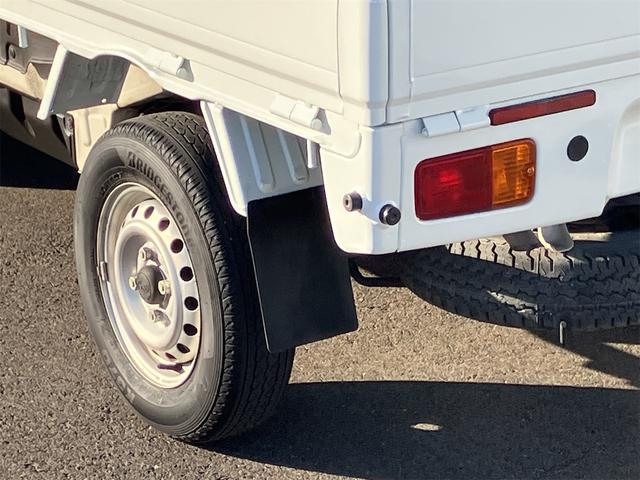 サンバートラック ＴＢ　５速マニュアル　ＡＭＦＭラジオ　ライトレベライザー　ＡＢＳ　運転席側エアバッグ　エアコン　パワーステアリング　三方開　最大積載量３５０ｋｇ（17枚目）
