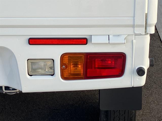 サンバートラック ＴＢ　５速マニュアル　ＡＭＦＭラジオ　ライトレベライザー　ＡＢＳ　運転席側エアバッグ　エアコン　パワーステアリング　三方開　最大積載量３５０ｋｇ（18枚目）