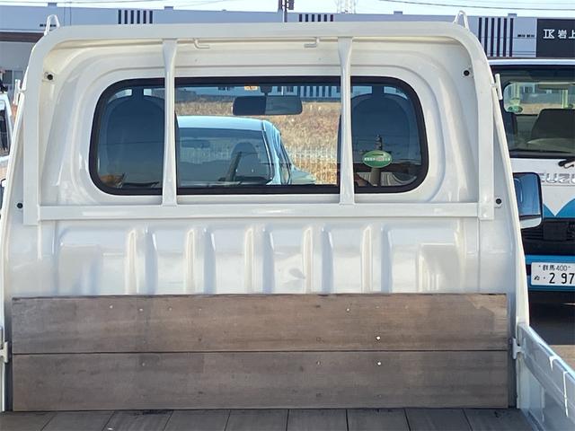 サンバートラック ＴＢ　５速マニュアル　ＡＭＦＭラジオ　ライトレベライザー　ＡＢＳ　運転席側エアバッグ　エアコン　パワーステアリング　三方開　最大積載量３５０ｋｇ（20枚目）