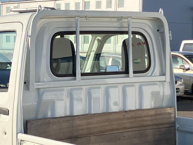 サンバートラック ＴＢ　５速マニュアル　ＡＭＦＭラジオ　ライトレベライザー　ＡＢＳ　運転席側エアバッグ　エアコン　パワーステアリング　三方開　最大積載量３５０ｋｇ（22枚目）