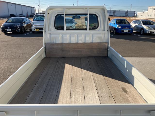 サンバートラック ＴＢ　５速マニュアル　ＡＭＦＭラジオ　ライトレベライザー　ＡＢＳ　運転席側エアバッグ　エアコン　パワーステアリング　三方開　最大積載量３５０ｋｇ（23枚目）