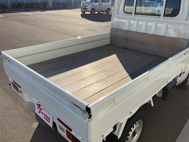 サンバートラック ＴＢ　５速マニュアル　ＡＭＦＭラジオ　ライトレベライザー　ＡＢＳ　運転席側エアバッグ　エアコン　パワーステアリング　三方開　最大積載量３５０ｋｇ（24枚目）