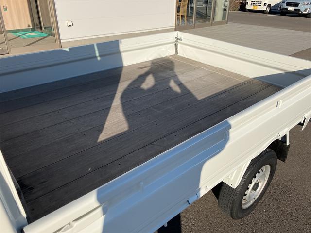 サンバートラック ＴＢ　５速マニュアル　ＡＭＦＭラジオ　ライトレベライザー　ＡＢＳ　運転席側エアバッグ　エアコン　パワーステアリング　三方開　最大積載量３５０ｋｇ（26枚目）