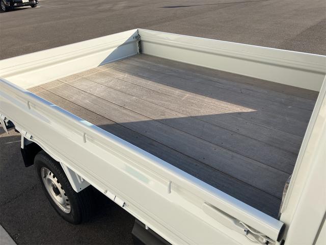 サンバートラック ＴＢ　５速マニュアル　ＡＭＦＭラジオ　ライトレベライザー　ＡＢＳ　運転席側エアバッグ　エアコン　パワーステアリング　三方開　最大積載量３５０ｋｇ（27枚目）